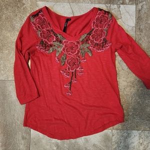 Cathy Top with embroidered flowers